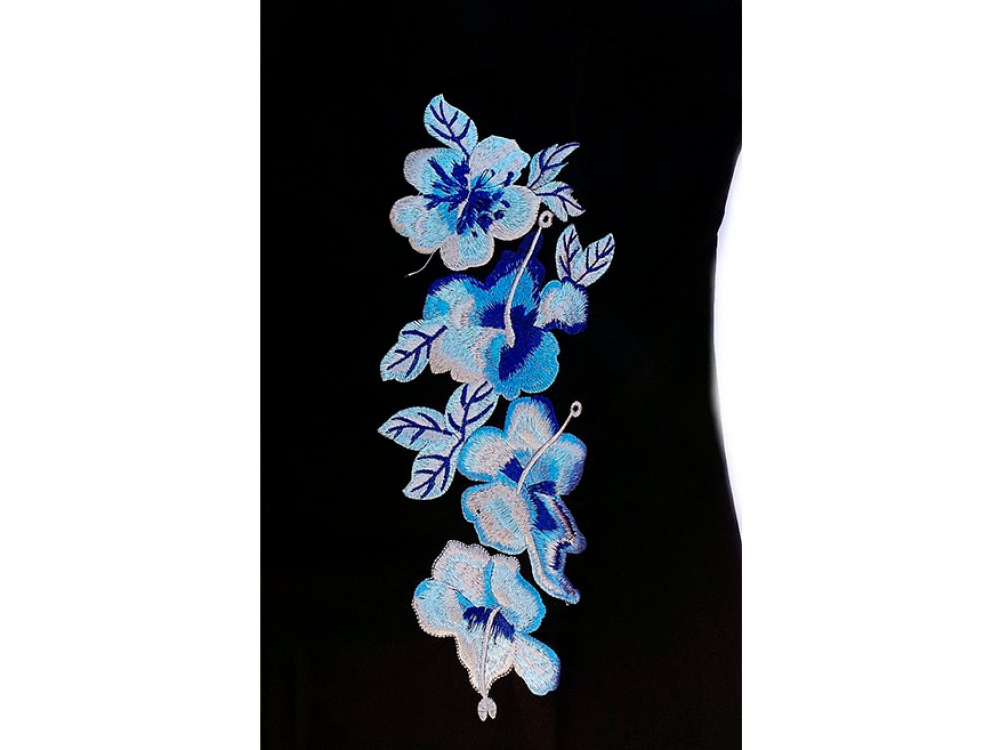 Vestido bordado en flores azul.