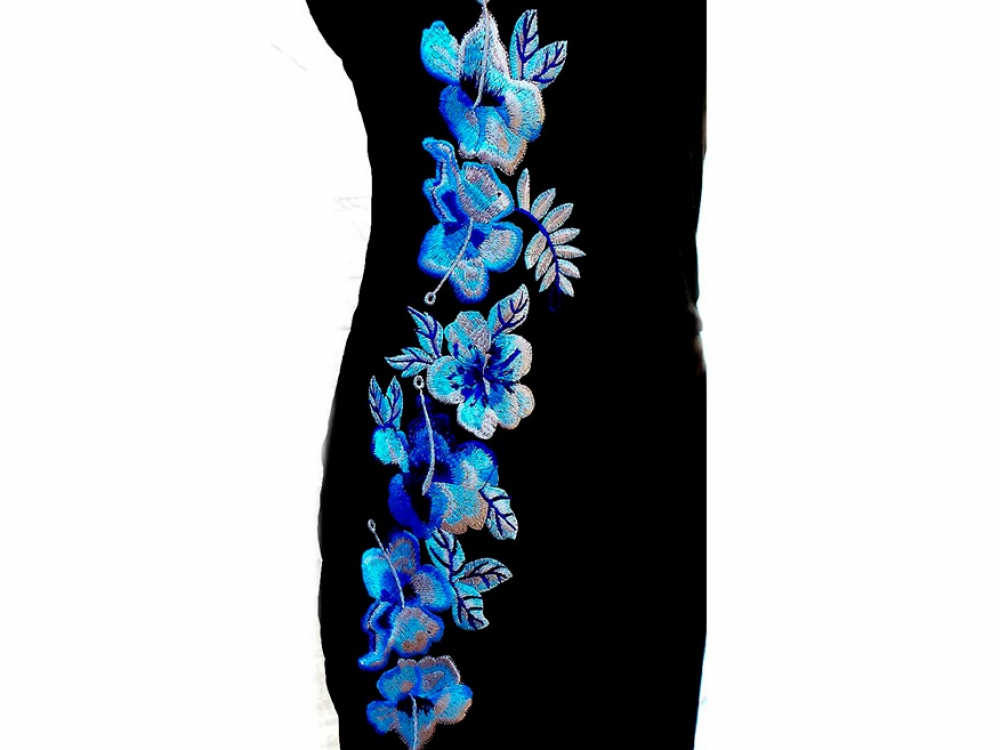 Vestido bordado en flores azul.
